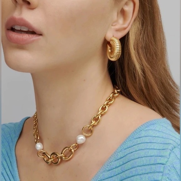 18k Gold Plated Shell Hollow Hoop Earrings - Picture 3 of 9